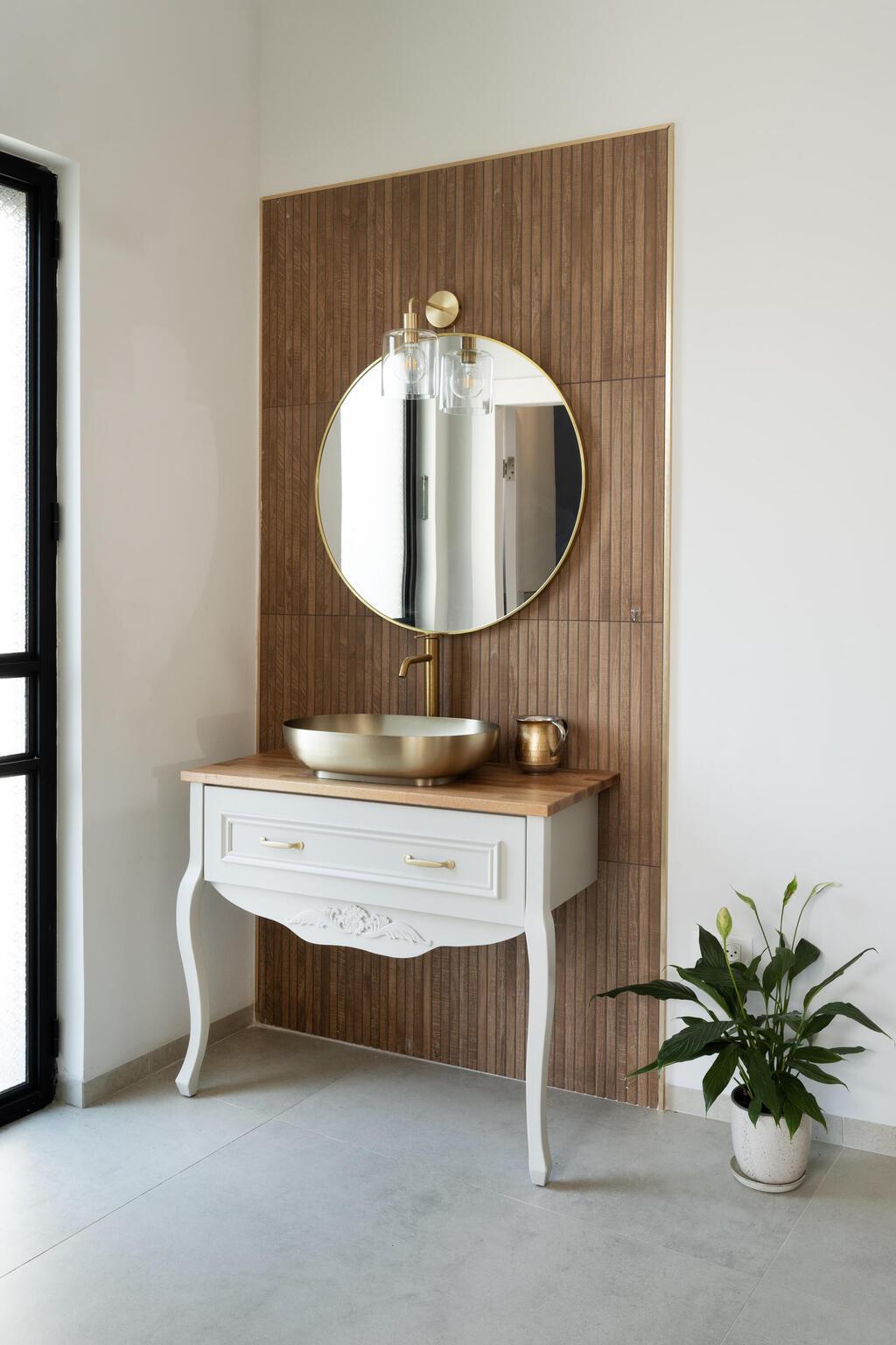 כיור לנטילת ידיים. טאץ' מוזהב (צילום: סוזי לוינסון) בית משפחתי בפרדס חנה, עיצוב: רונית רוט