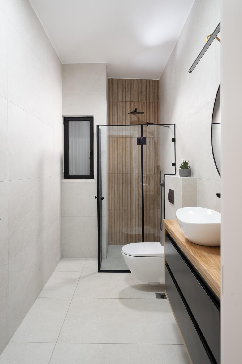 חדר הרחצה של הבנים (צילום: סוזי לוינסון) בית משפחתי בפרדס חנה, עיצוב: רונית רוט