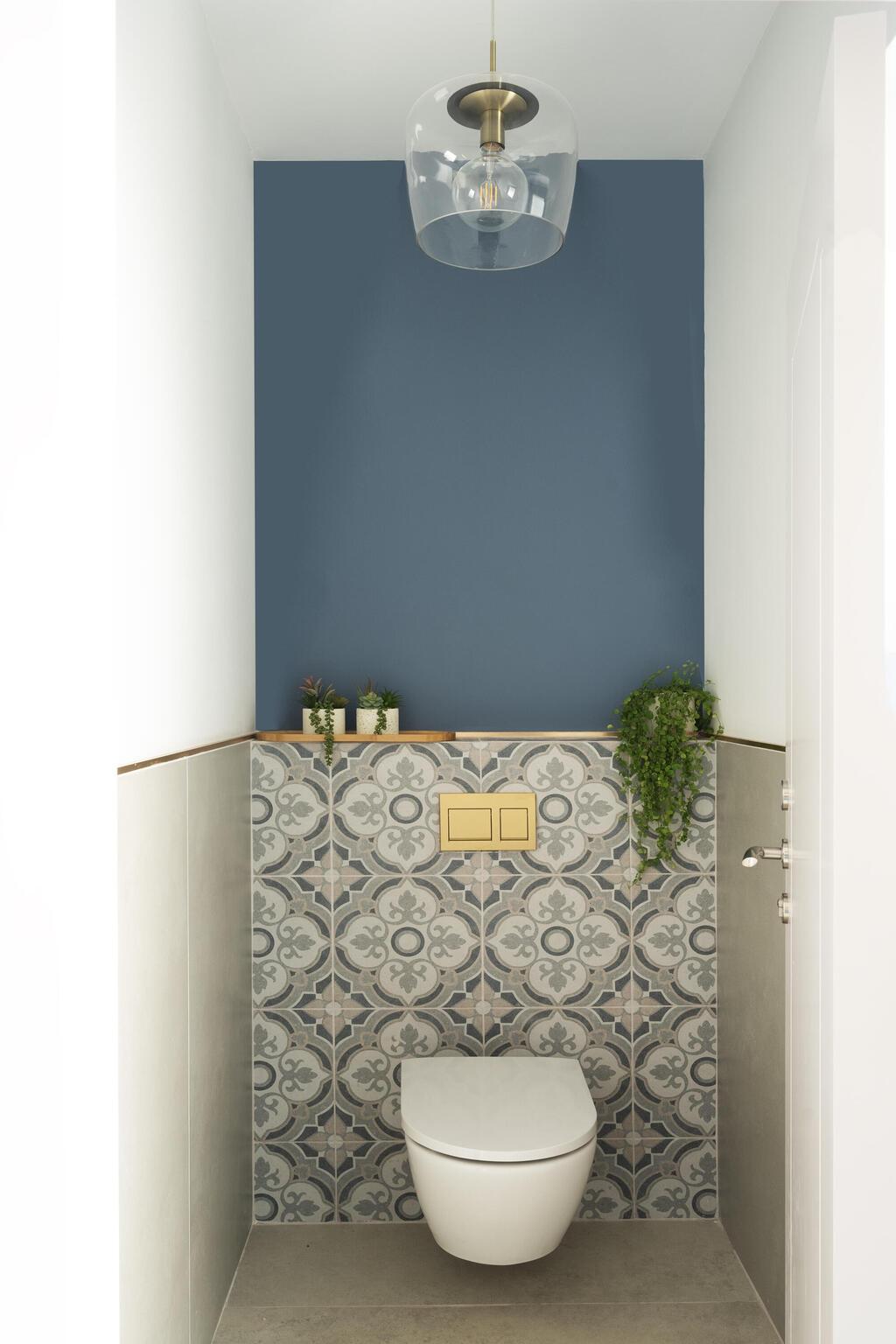 נגיעה של קיר כחול בשירותי האורחים (צילום: סוזי לוינסון) בית משפחתי בפרדס חנה, עיצוב: רונית רוט