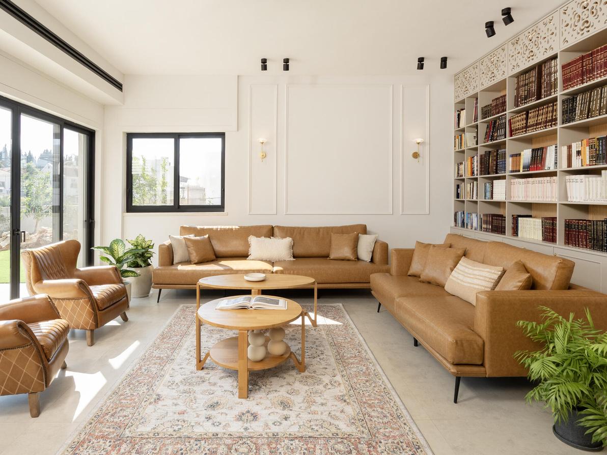 סלון מרווח במיוחד הכולל גם ספריית ספרי קודש וגם טלוויזיה ענקית (צילום: סוזי לוינסון) בית משפחתי בפרדס חנה, עיצוב: רונית רוט