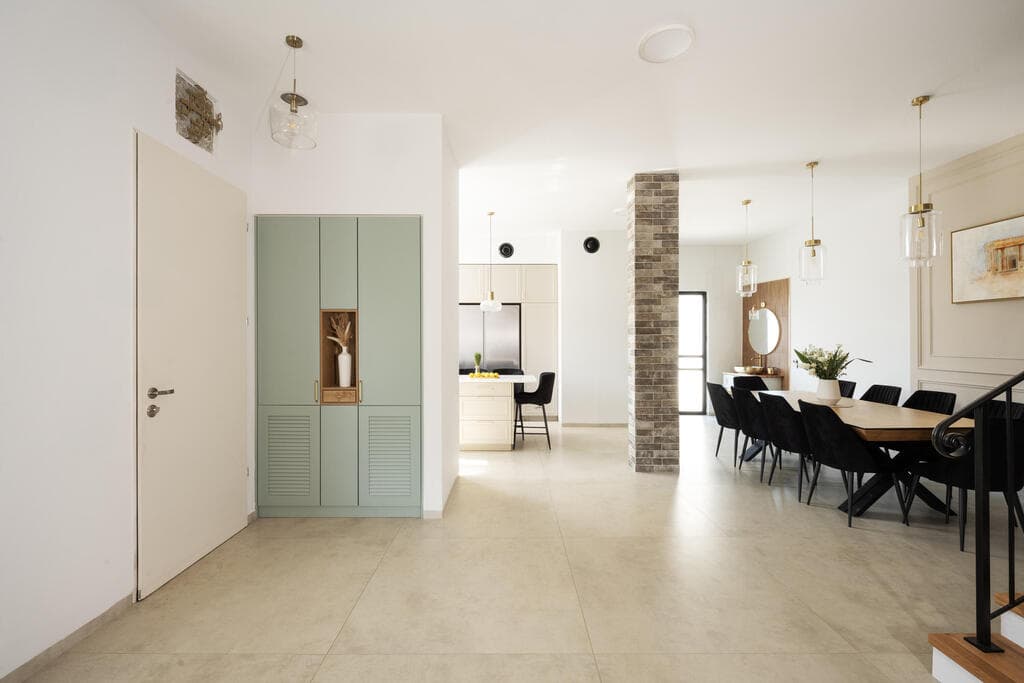 ארון כניסה עם כל המערכות ואחסון (צילום: סוזי לוינסון) בית משפחתי בפרדס חנה, עיצוב: רונית רוט