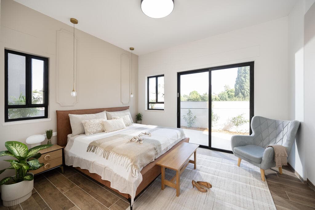 חדר השינה של ההורים עוצב באווירה נורדית (צילום: סוזי לוינסון) בית משפחתי בפרדס חנה, עיצוב: רונית רוט