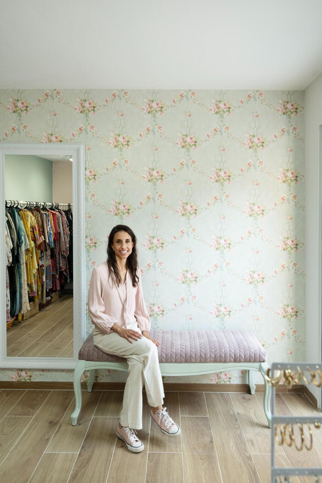 הסטודיו לבגדי נשים של בעלת הבית, שלו כניסה נפרדת (צילום: סוזי לוינסון) בית משפחתי בפרדס חנה, עיצוב: רונית רוט