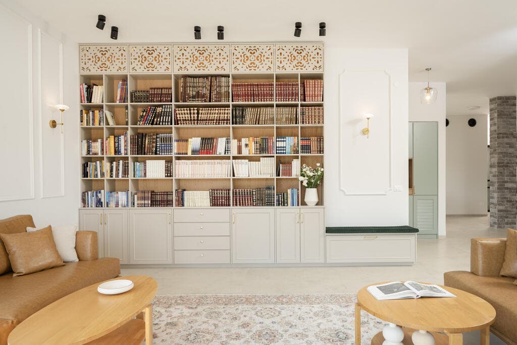 האתגר היה לחבר בין הטעם והסגנון השונה של בני הזוג (צילום: סוזי לוינסון) בית משפחתי בפרדס חנה, עיצוב: רונית רוט