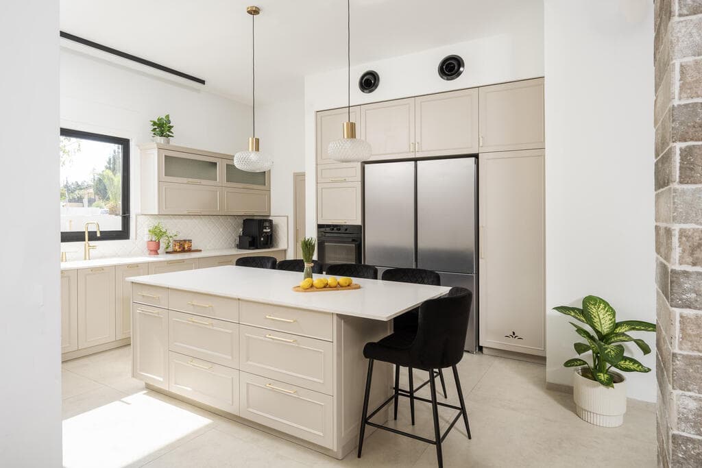 מטבח בהיר עם אי מרכזי גדול (צילום: סוזי לוינסון) בית משפחתי בפרדס חנה, עיצוב: רונית רוט