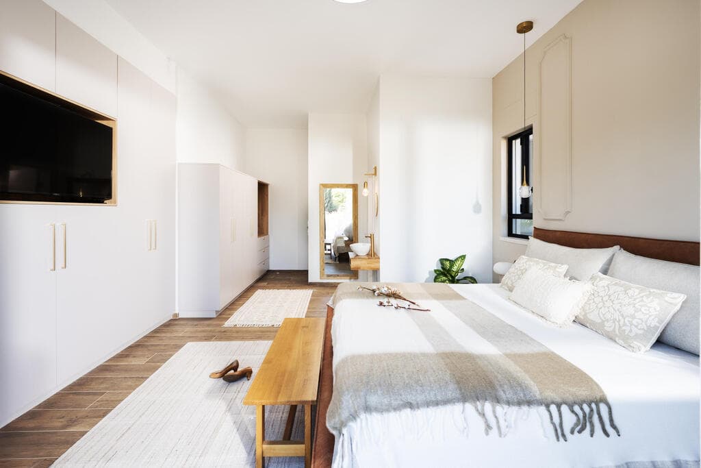 חזרה על החומרים והצבעים מהסלון ליצירת המשכיות עדינה (צילום: סוזי לוינסון) בית משפחתי בפרדס חנה, עיצוב: רונית רוט