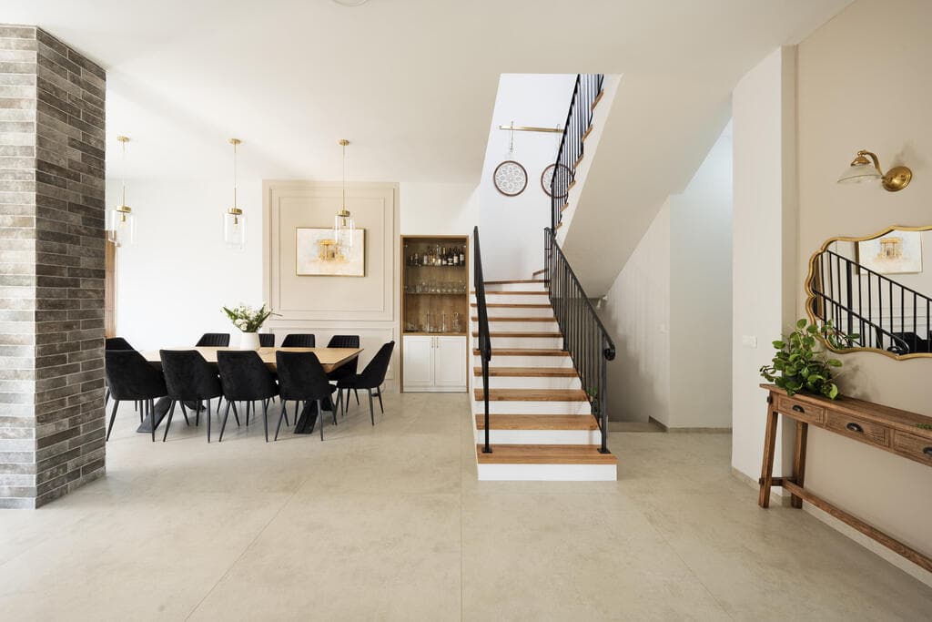 פינת האוכל הגדולה והמדרגות לקומת חדרי הילדים (צילום: סוזי לוינסון) בית משפחתי בפרדס חנה, עיצוב: רונית רוט