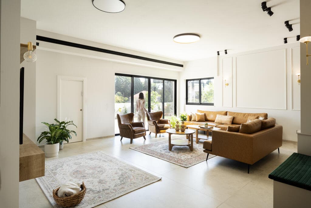 ספה לישיבה של כל בני המשפחה ויציאה לחצר (צילום: סוזי לוינסון) בית משפחתי בפרדס חנה, עיצוב: רונית רוט