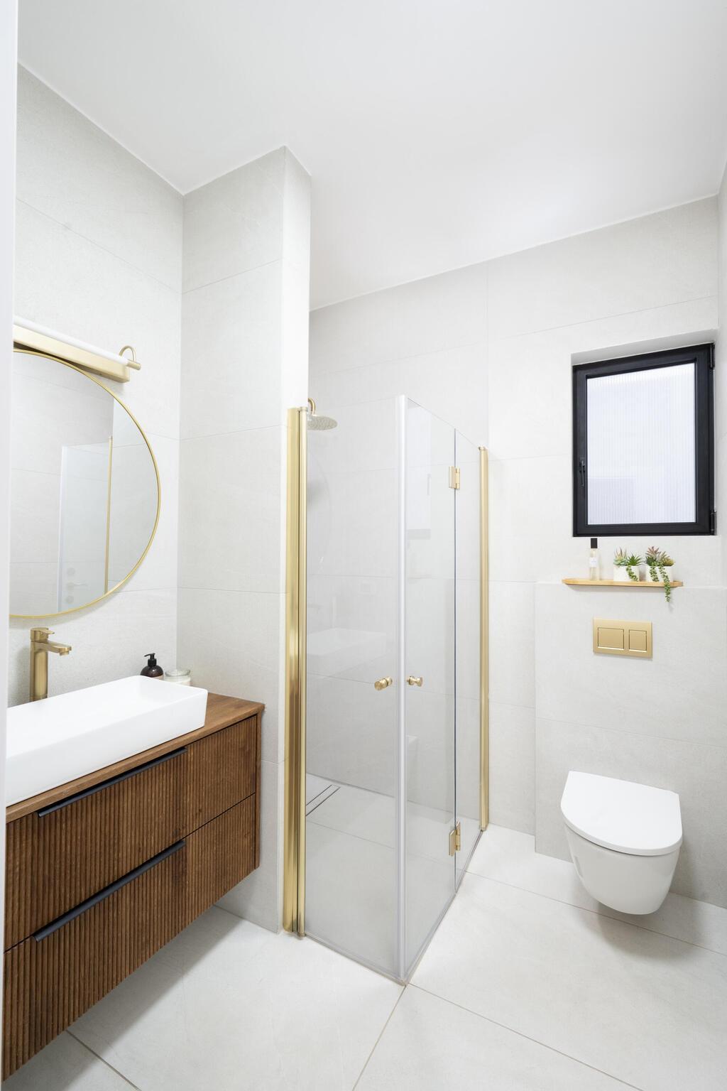 נגיעות זהב בחדר הרחצה של הבנות (צילום: סוזי לוינסון) בית משפחתי בפרדס חנה, עיצוב: רונית רוט