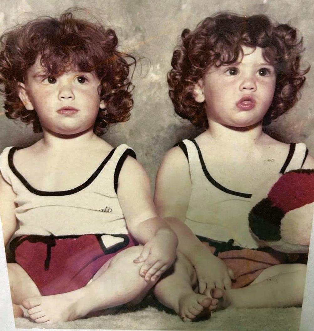 מיכל ומירב בילדות. עושות יחד הכל