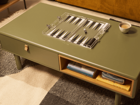 שולחן סלון של חברת נאפו ועליה שש-בש שקוף שנרכש בלונדון