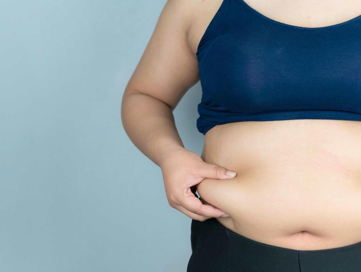 השומן עבר לבטן (צילום אילוסטרציה: Shutterstock) קל להעלות במשקל, קשה הרבה יותר לרדת, ומה שפעם נשרף בקלות עכשיו נאגר