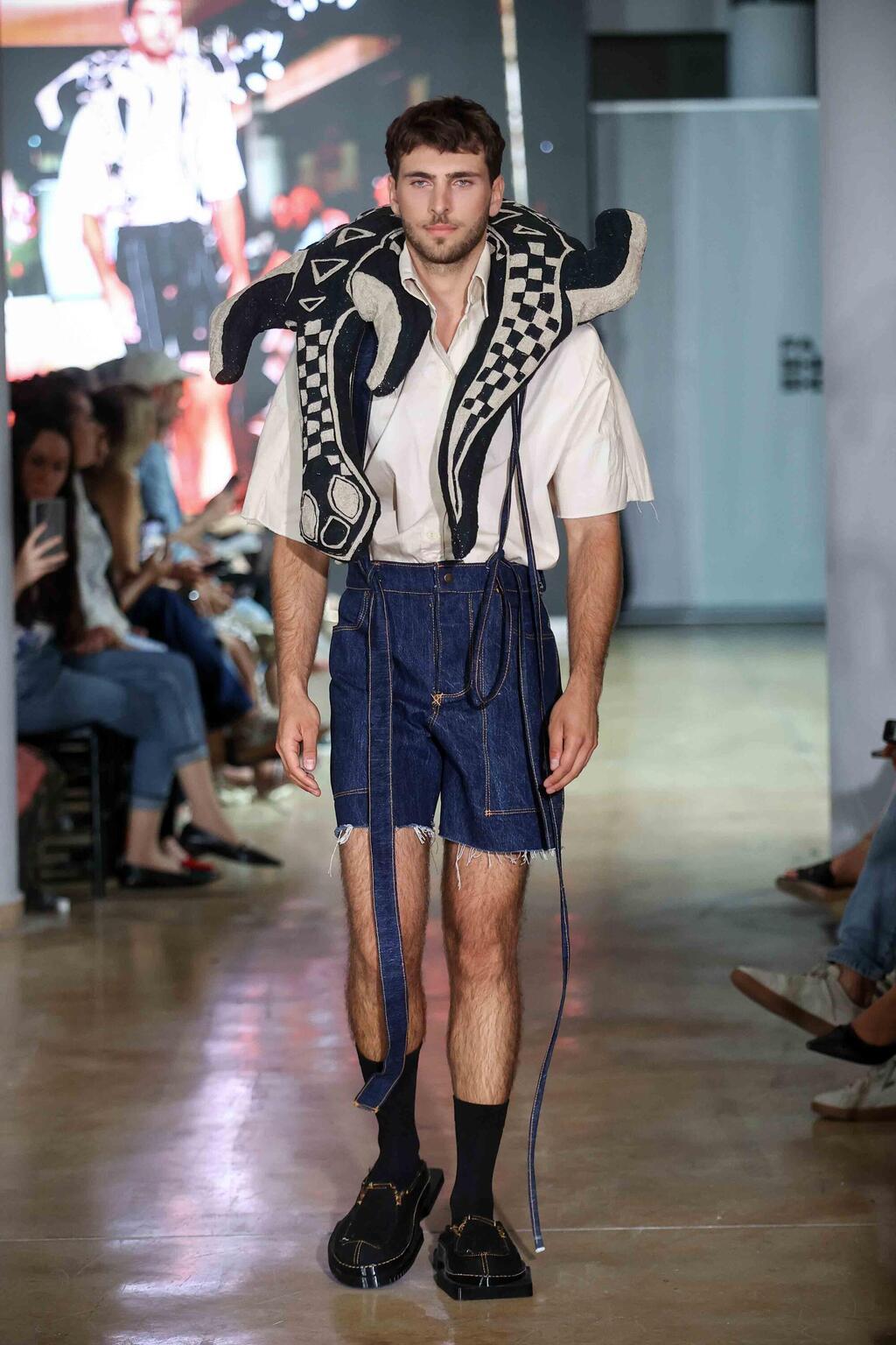 כל פריטי הלבוש, גם המורכבים ביניהם, היו לבישים. פרויקט הגמר "צורת חיים" של תאו ברלינר (צילום: יוסי קרסו) פרויקט הגמר "צורת חיים" של תאו ברלינר באוניברסיטת חיפה, 2025