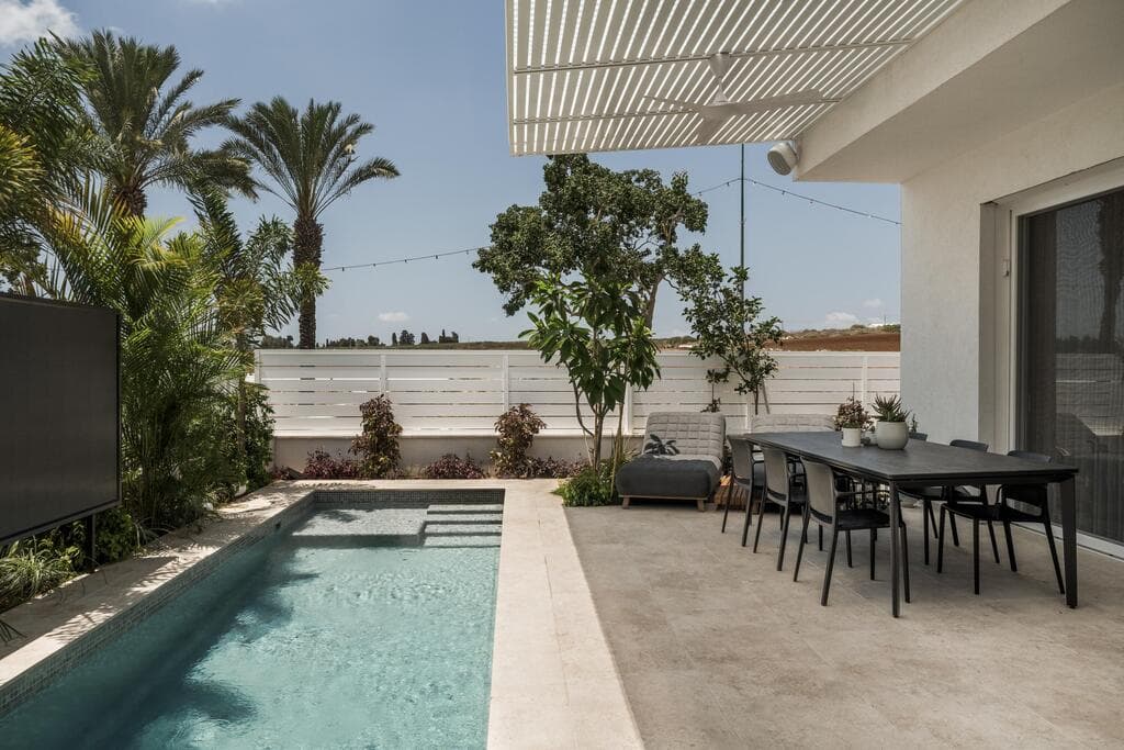 גילו שבריכה בחצר גוררת ים הוצאות (צילום: קרין רבנה) הבית החדש של רון יוחננוב