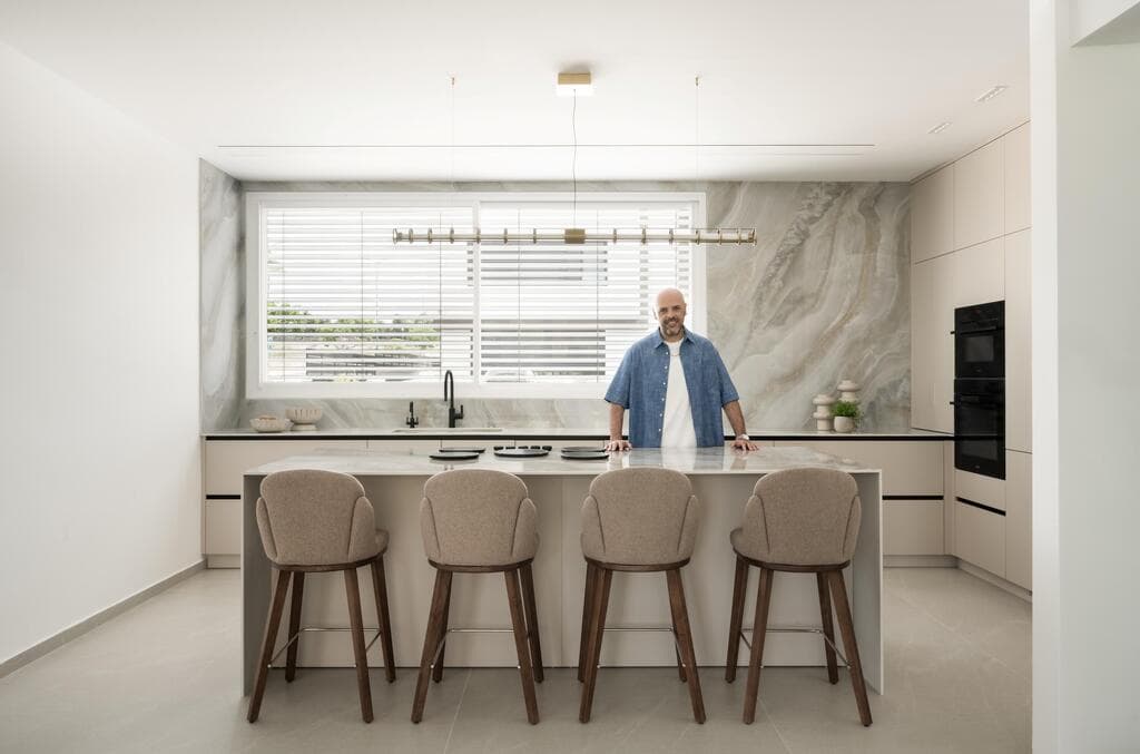 מטבח של רגבה. ארונות בצבע סהרה, גם טרנדי וגם על-זמני (צילום: קרין רבנה) הבית החדש של רון יוחננוב