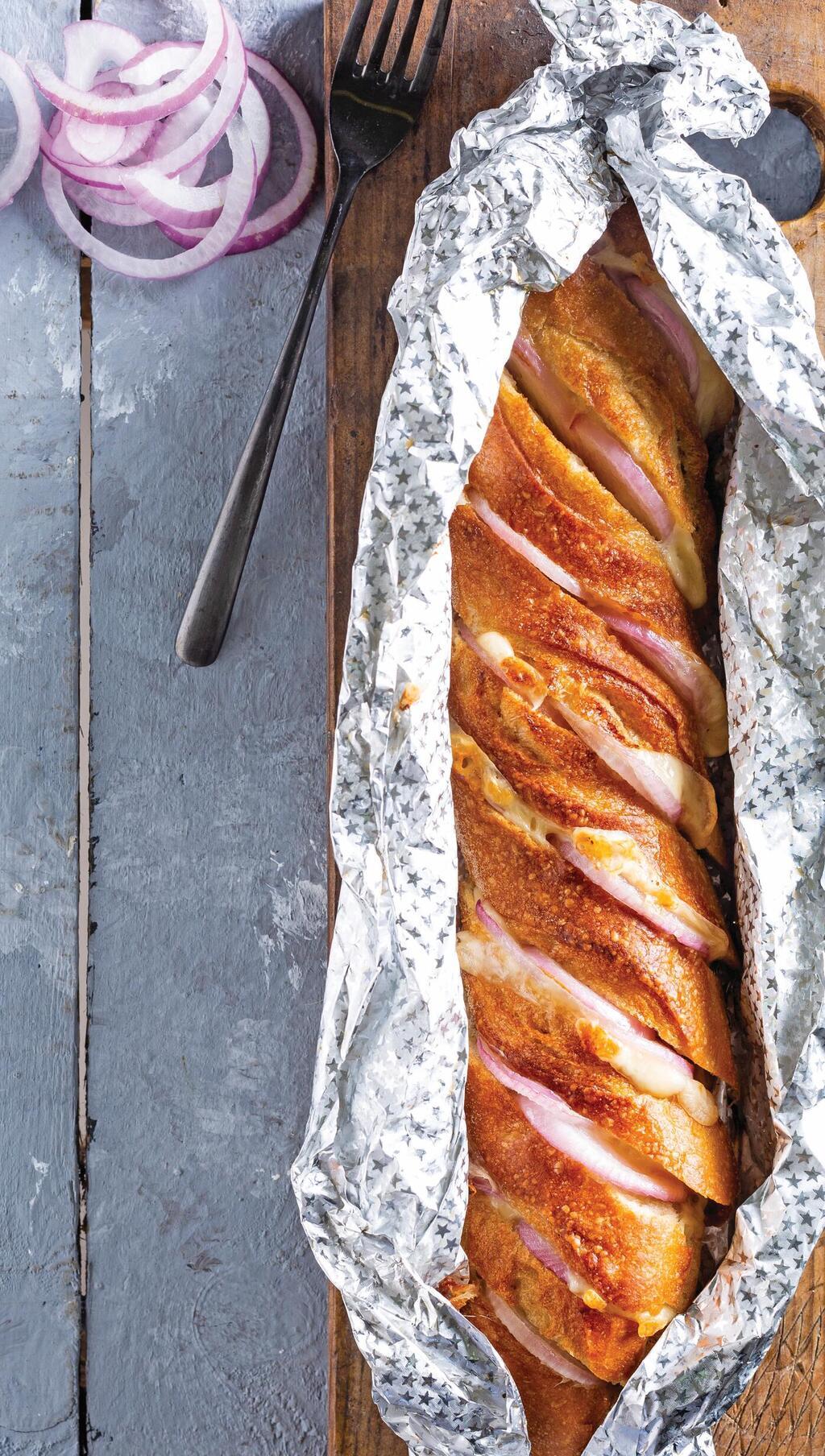 את התוספות תבחרו אתם. טוסט משפחתי (צילום: בועז לביא, סגנון: נעה קנריק) את התוספות תבחרו אתם. טוסט משפחתי