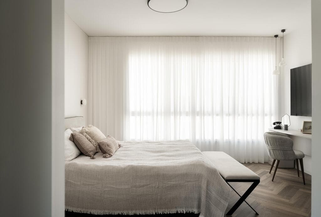 חדר השינה של בני הזוג. בהשראת סוויטה במלון (צילום: קרין רבנה) הבית החדש של רון יוחננוב