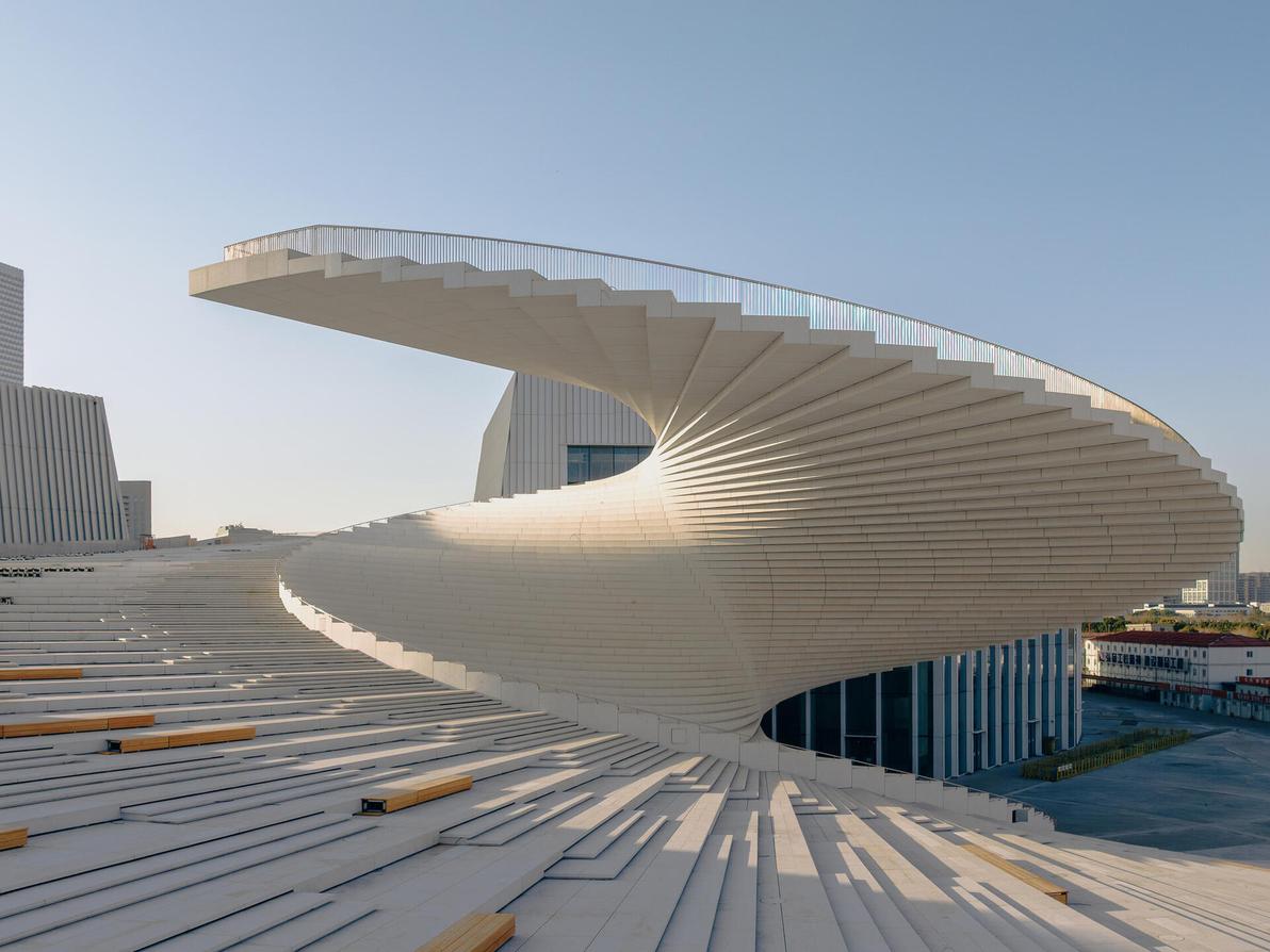 בית האופרה החדש בשנגחאי, כמו ספירלה שעולה לשמיים (צילום: Yumeng Zhu) בית האופרה בשנגחאי
