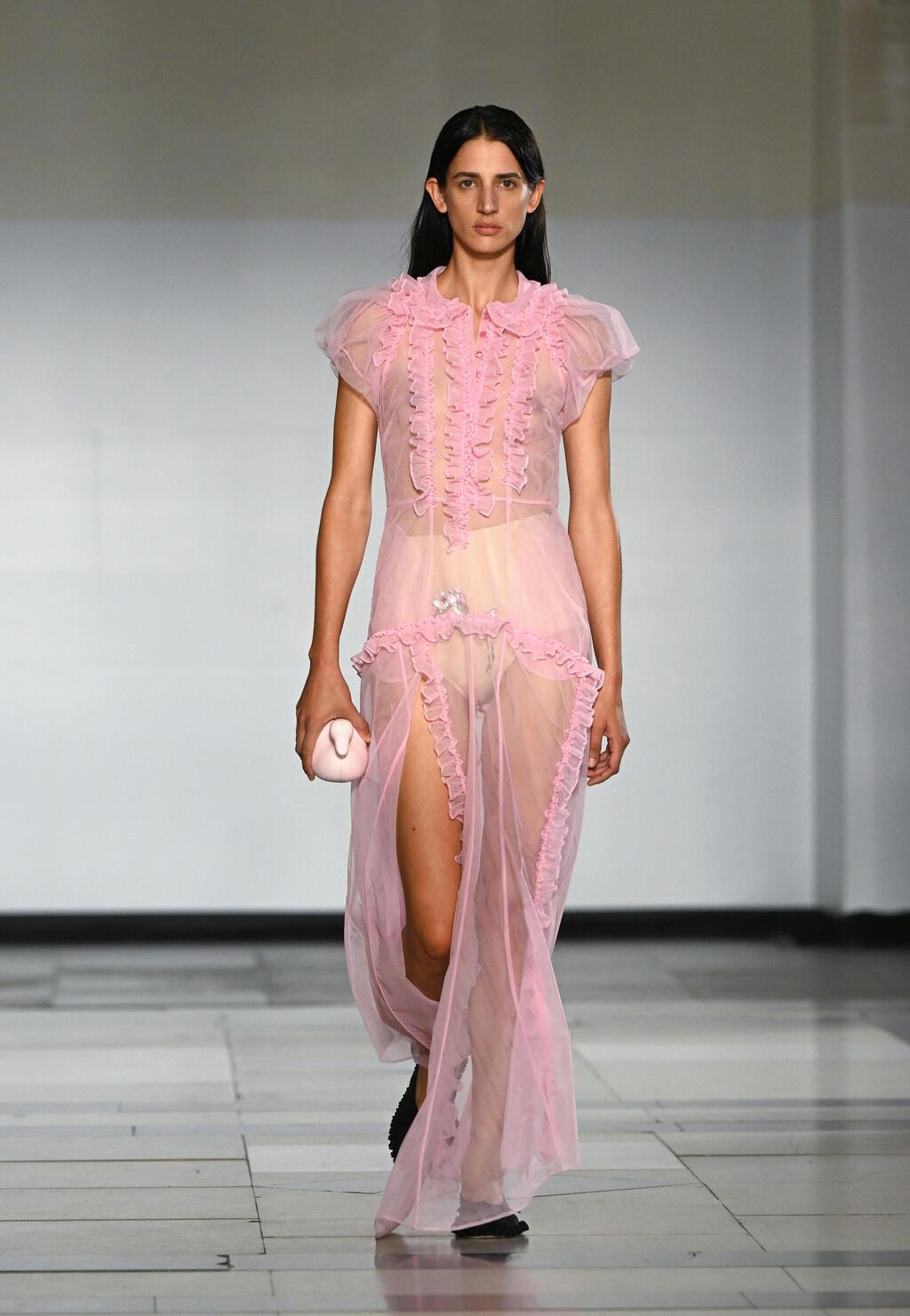 סימון רושה, תצוגת אביב-קיץ 2025 (צילום: Jeff Spicer/Getty Images) סימון רושה, תצוגת אביב-קיץ 2025