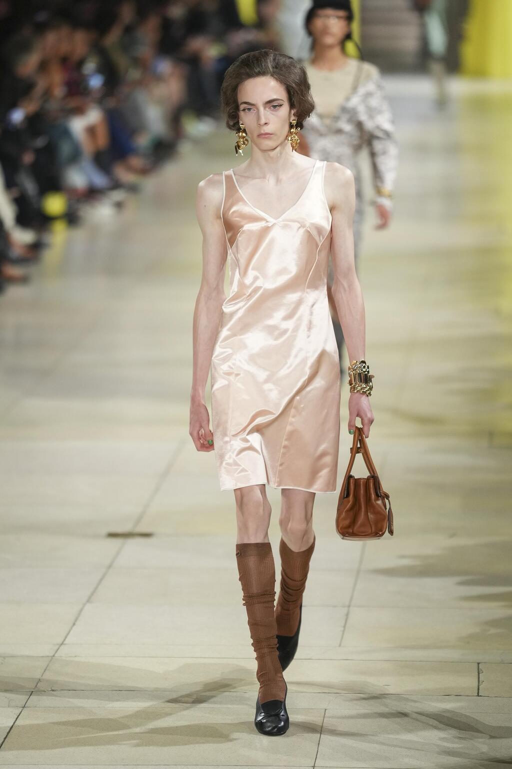 מיו מיו, תצוגת סתיו-חורף 2025-26 (צילום: Scott A Garfitt/Invision/AP) מיו מיו, תצוגת סתיו-חורף 2025-26