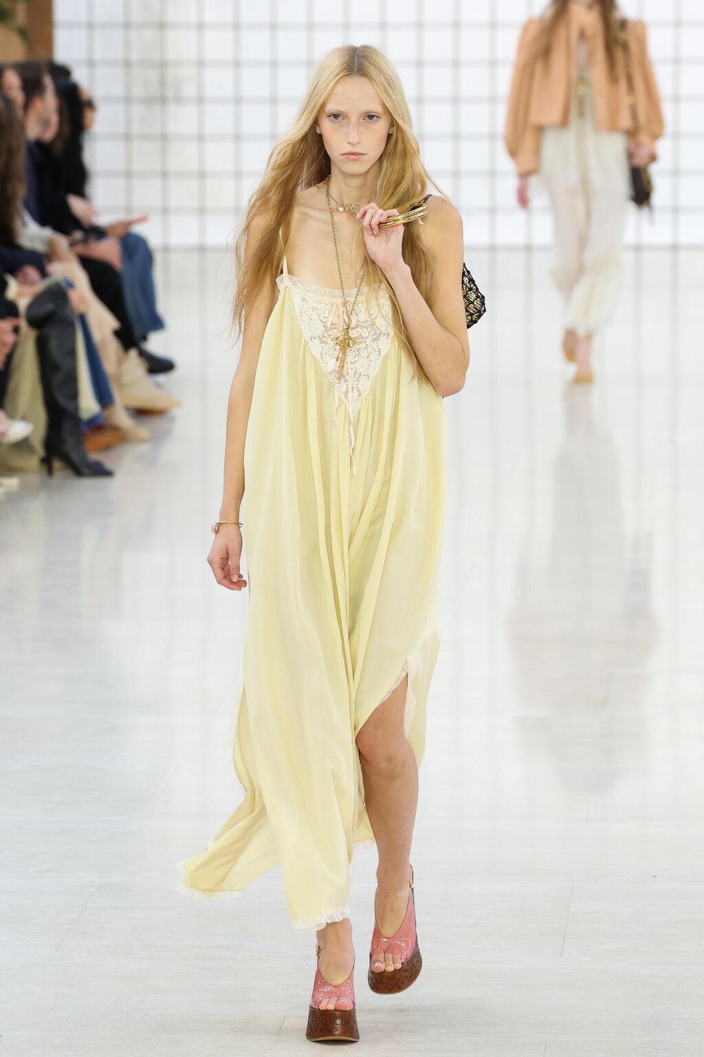 קלואה, תצוגת אביב-קיץ 2025 (צילום: Pascal Le Segretain/Getty Images) קלואה, תצוגת אביב-קיץ 2025