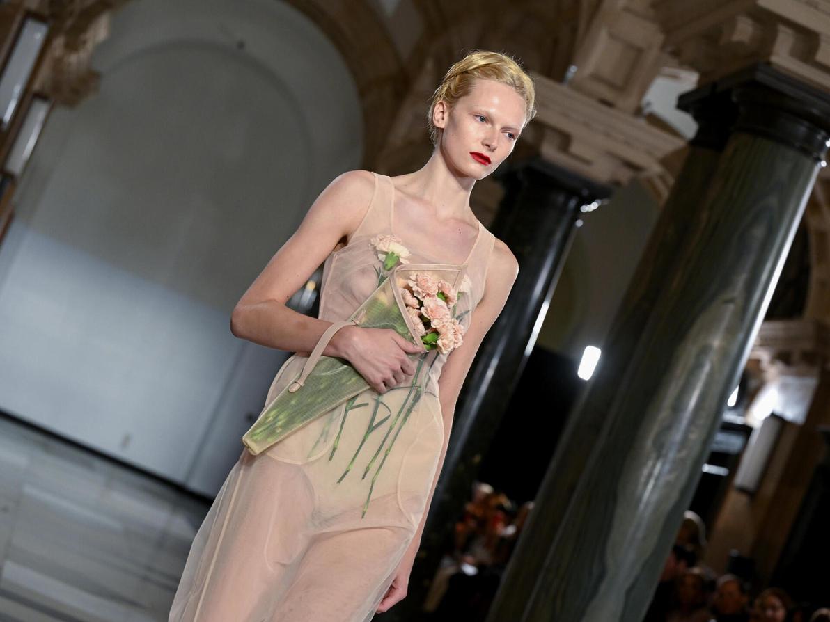 בדים קלילים ושקופים. סימון רושה, תצוגת אביב-קיץ 2025 (צילום: Jeff Spicer/Getty Images) סימון רושה, תצוגת אביב-קיץ 2025