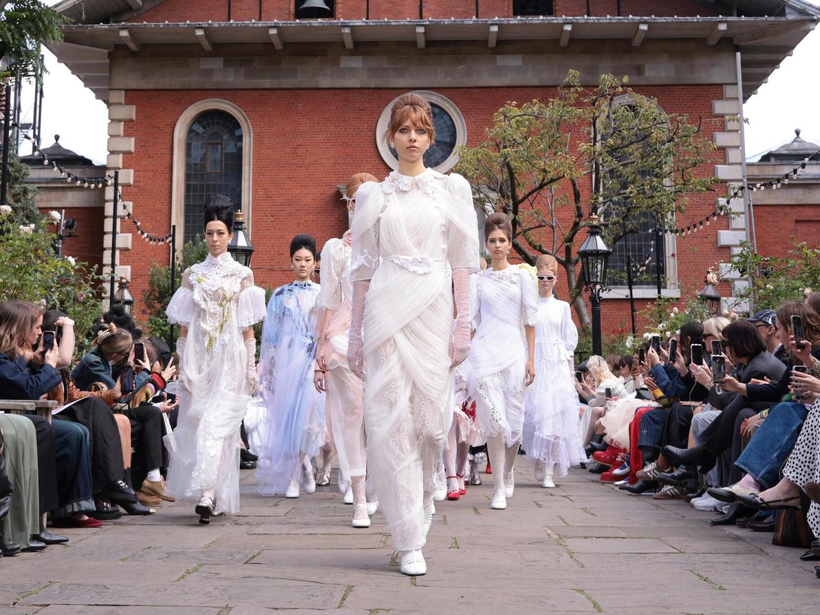 תחרות ומראה ויקטוריאני. בורה אקסו, תצוגת אביב-קיץ 2025 (צילום: Shane Anthony Sinclair/Getty Images) בורה אקסו, תצוגת אביב-קיץ 2025