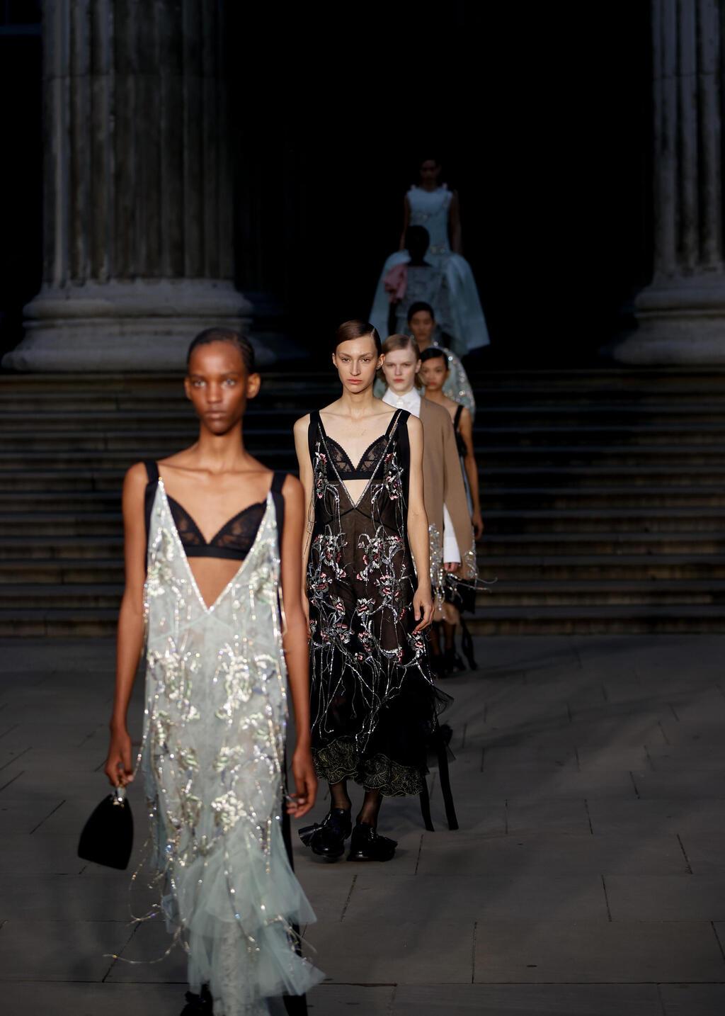 ארדם, תצוגת אביב-קיץ 2025 (צילום: John Phillips/Getty Images) ארדם, תצוגת אביב-קיץ 2025