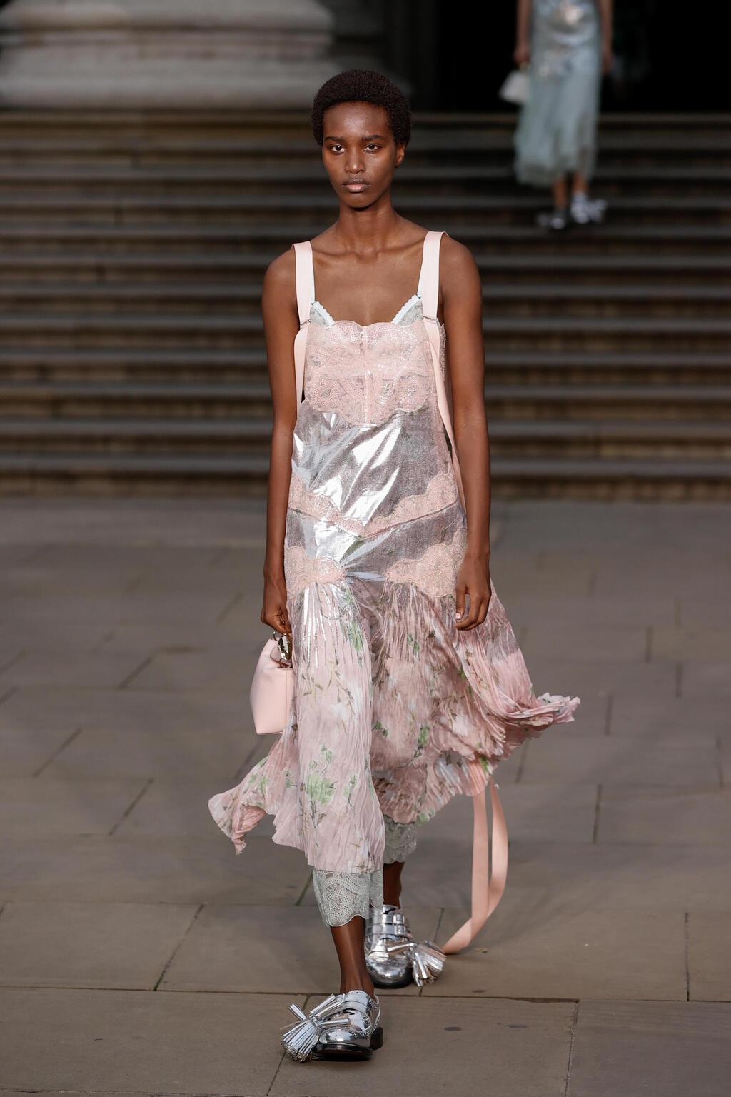 ארדם, תצוגת אביב-קיץ 2025 (צילום: John Phillips/Getty Images) ארדם, תצוגת אביב-קיץ 2025