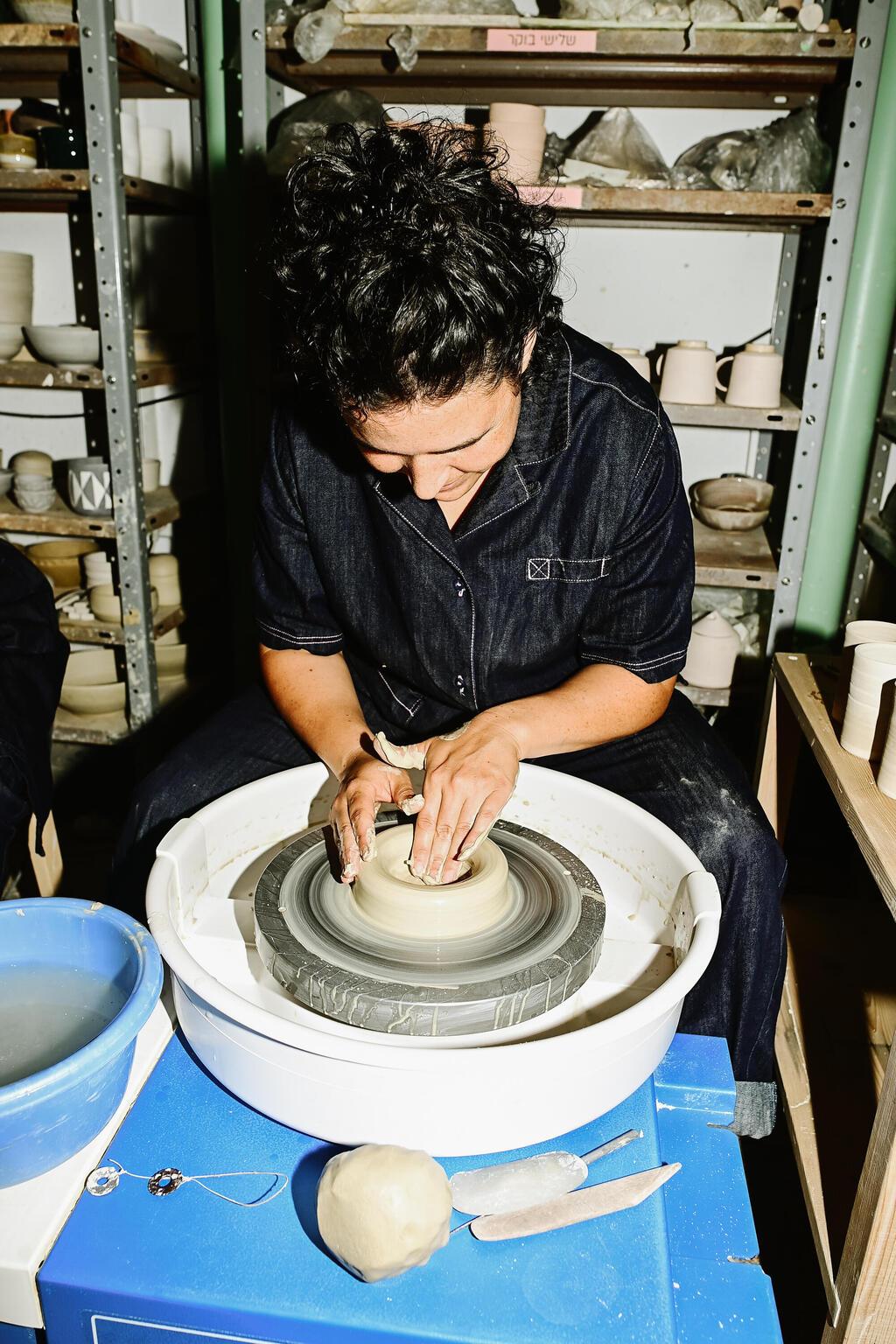 שי ג'רסי בבגדי עבודה משיתוף הפעולה של קום איל פו ובעלות מלאכה