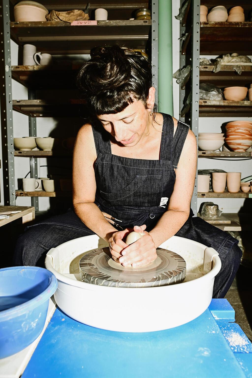 עדי טל בבגדי עבודה משיתוף הפעולה של קום איל פו ובעלות מלאכה