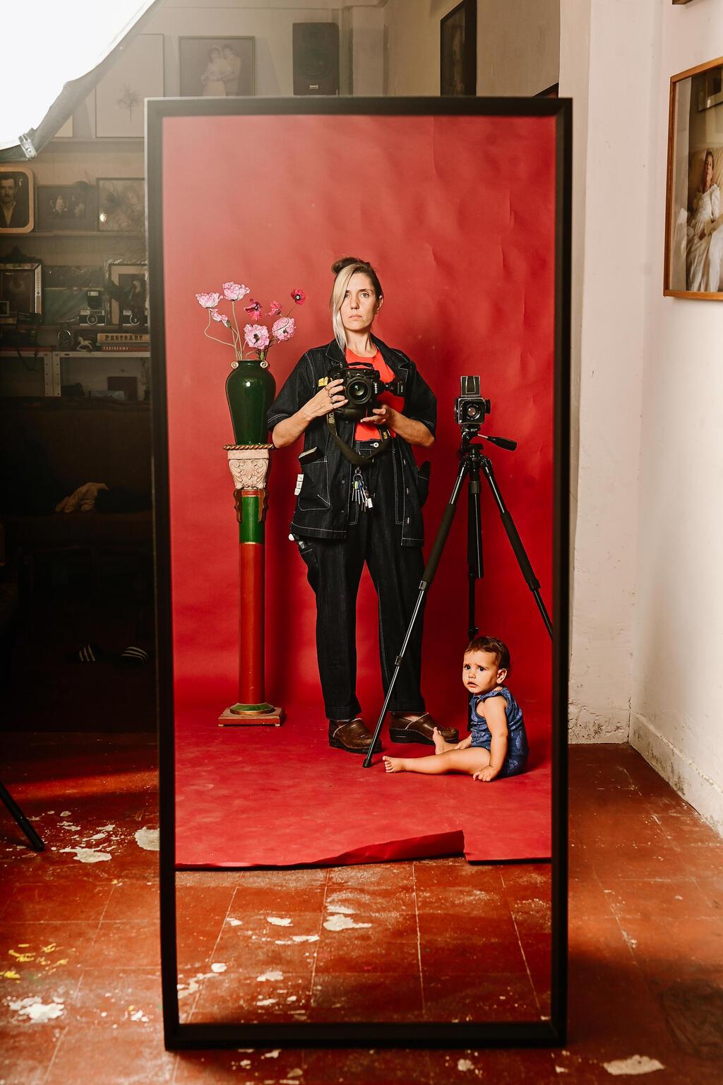 אלה ברק בבגדי עבודה משיתוף הפעולה של קום איל פו ובעלות מלאכה