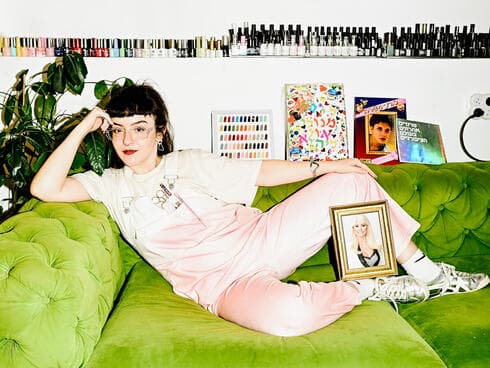 "לק ג'ל לא יורד מבגדים בחיים, גם לא עם מסיר שומנים. את צריכה לחשוב טוב-טוב מה את לובשת לעבודה". ליבי פודוליץ'