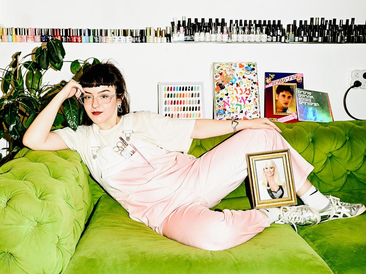 ליבי פודוליץ' בבגדי עבודה משיתוף הפעולה של קום איל פו ובעלות מלאכה