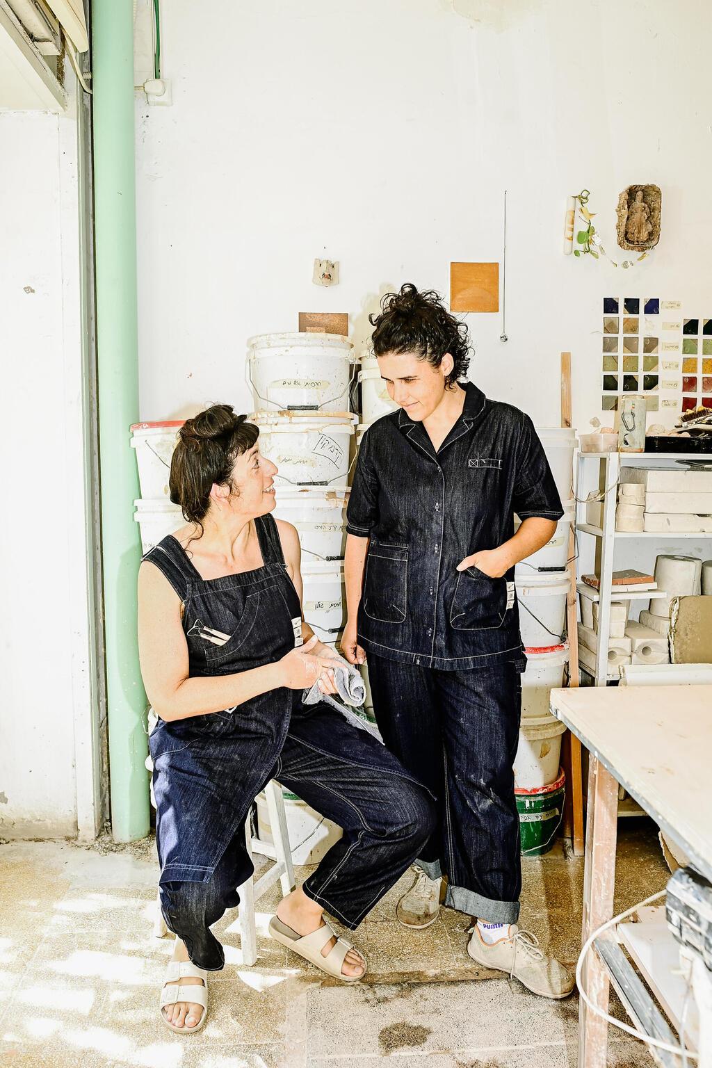 שי ג'רסי ועדי טל בבגדי עבודה משיתוף הפעולה של קום איל פו ובעלות מלאכה