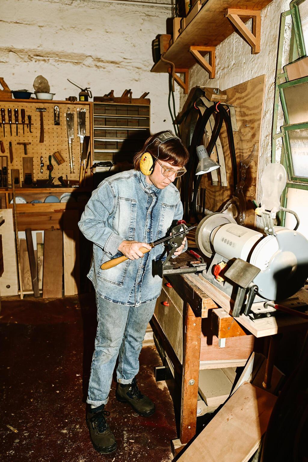 ענת גלזר בבגדי עבודה משיתוף הפעולה של קום איל פו ובעלות מלאכה