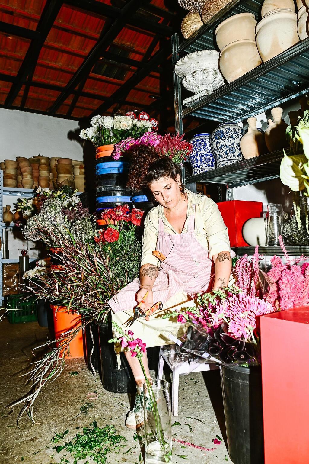 ביני בבגדי עבודה משיתוף הפעולה של קום איל פו ובעלות מלאכה