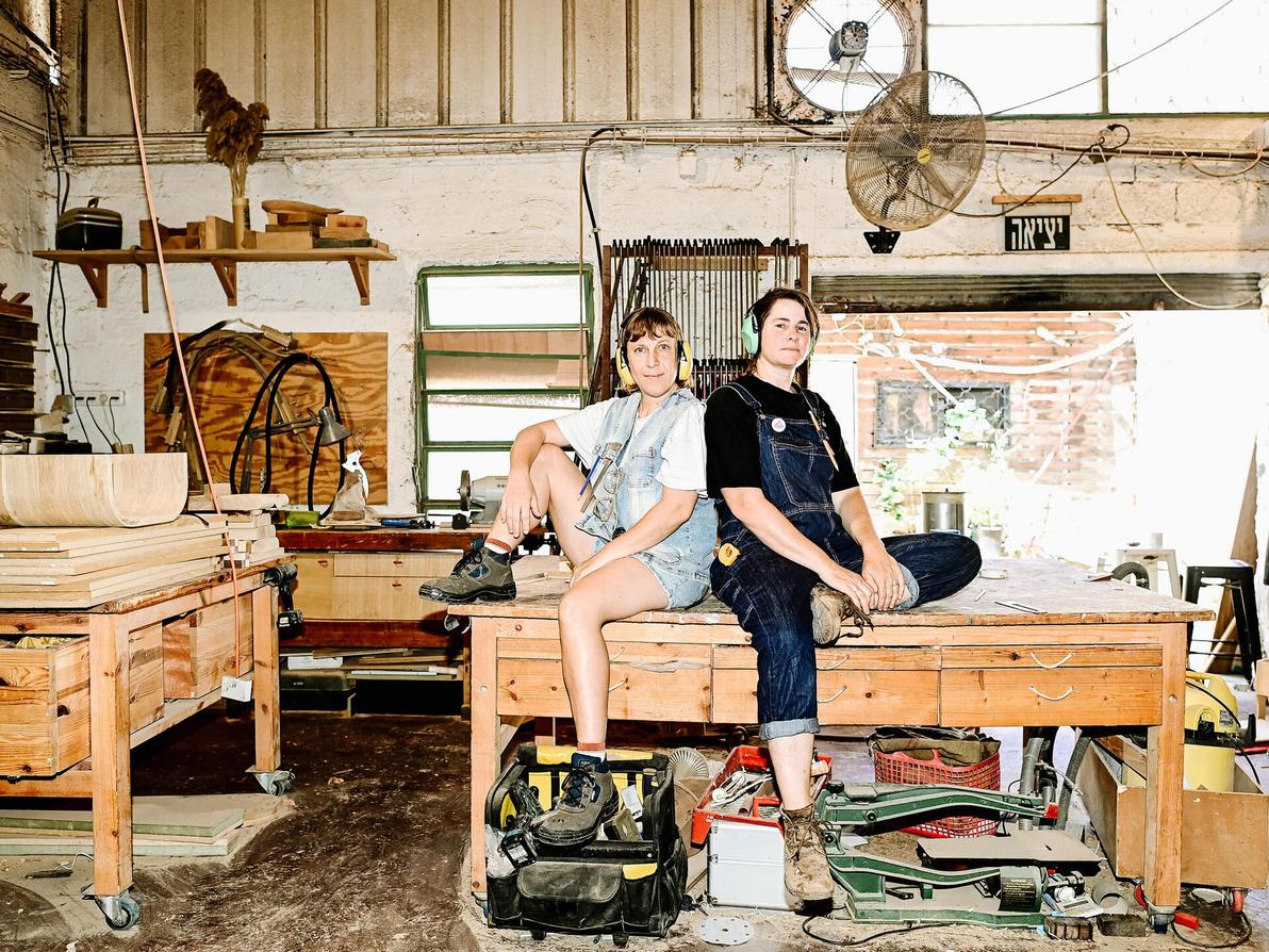 ענת גלזר ודורון שי בבגדי עבודה משיתוף הפעולה של קום איל פו ובעלות מלאכה