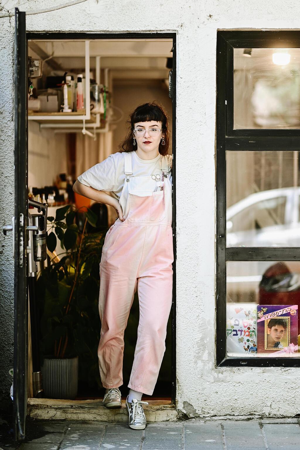 ליבי פודוליץ' בבגדי עבודה משיתוף הפעולה של קום איל פו ובעלות מלאכה