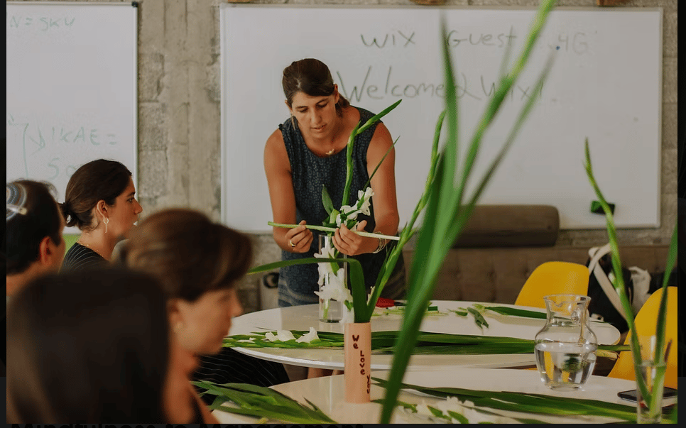 במהלך סדנה. בעיני היפנים, איקבנה היא אחת מאמנויות הזן, כמו אמנות לחימה (צילום: Fiammeta Martegani) סדנת איקבנה