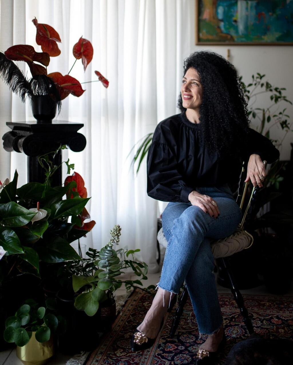 המגע בפרחים ריפא והשקיט את הנפש. מאיה ברנס פינצ'וק (צילום: הדר דולן) מאיה ברנס פינצ׳וק, איקבנה