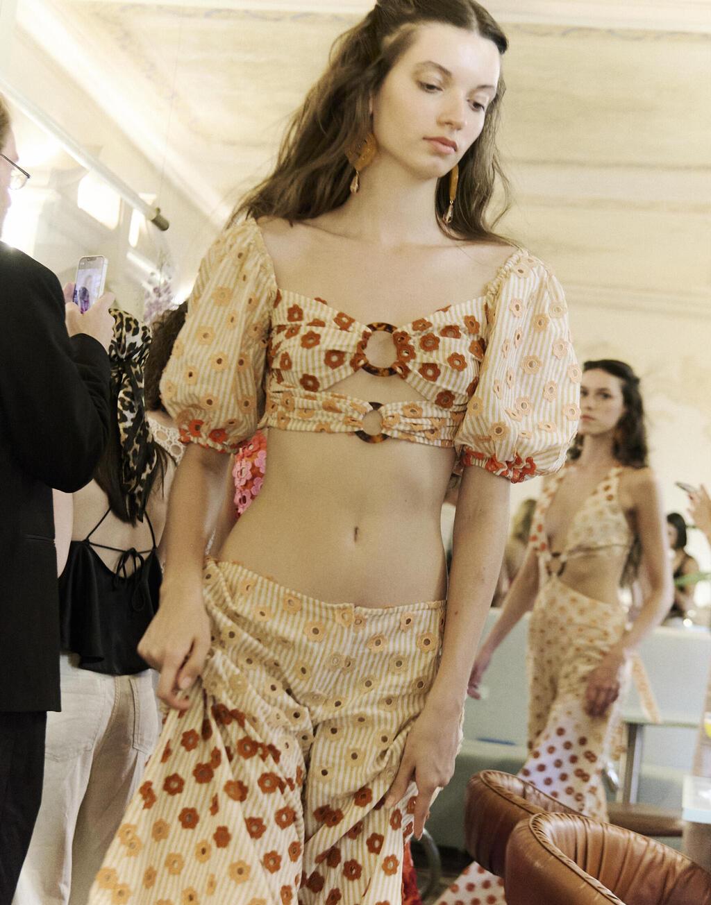 "פוליטיקה לא מעניינת אותם". דייזי שלי (צילום: דייזי שלי) הפקת אופנה בעיצובה של דייזי שלי