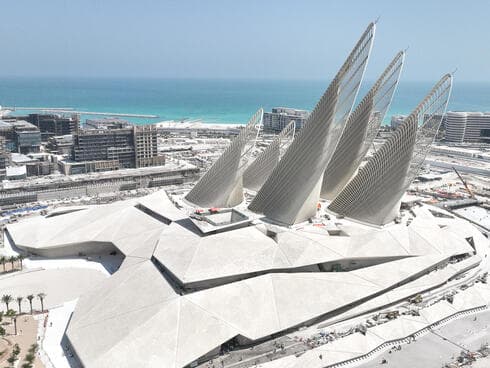 מבני הפלדה האווריריים ובין תחושת פנים מונומנטלית ועוטפת. מוזיאון חדש באבו דאבי מבני הפלדה האווריריים ובין תחושת פנים מונומנטלית ועוטפת. מוזיאון חדש באבו דאבי