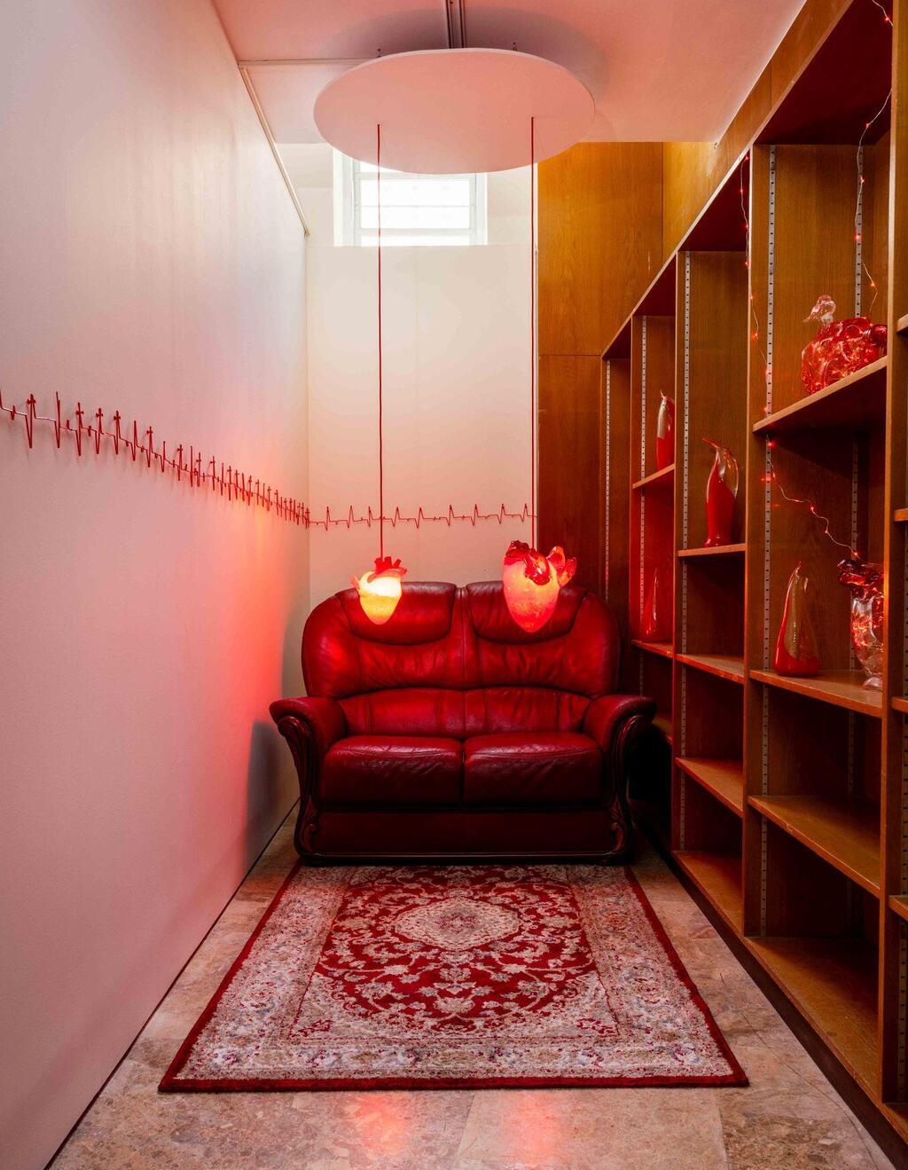 פרשנות חומרית ואסתטית למושג "אהבה" בימינו (צילום: אורית ארנון) מתוך תערוכת חדרי הלב, חלק מתערוכת "סיפורי אהבה", מוזיאון לאמנות האסלאם, ירושלים