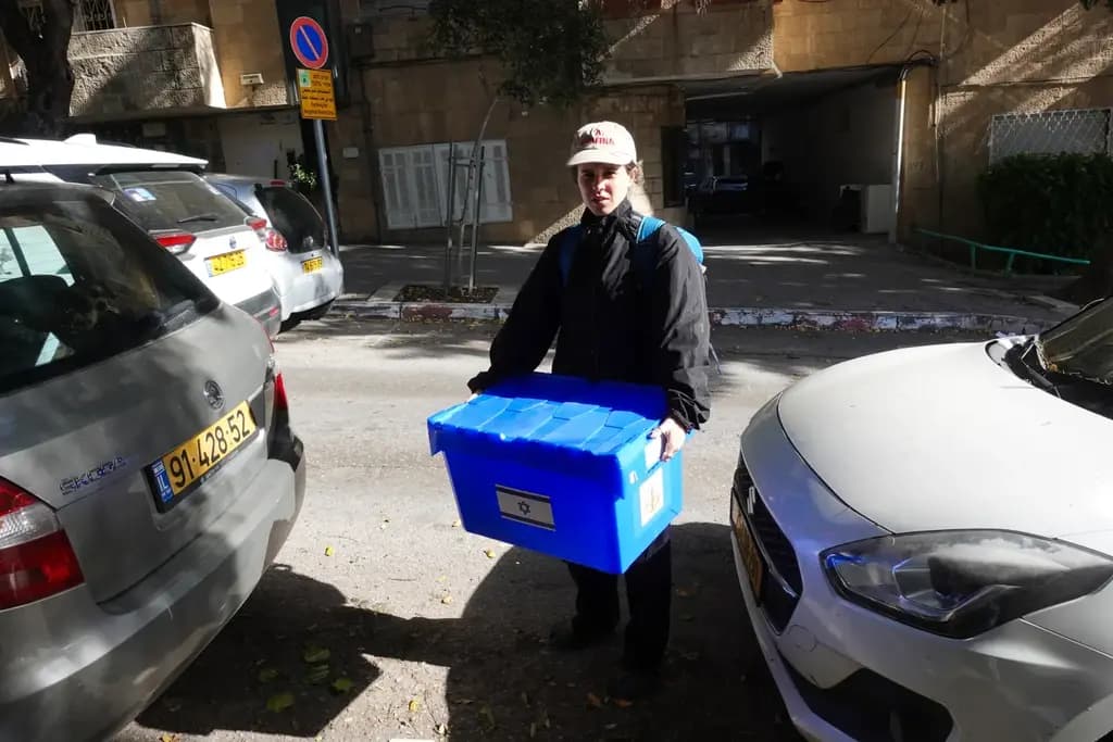 קופסה כחולה מצה"ל ובה האביזרים שהותיר אחריו דן קמחג'י, אחיה של המעצבת נוגה קמחג'י