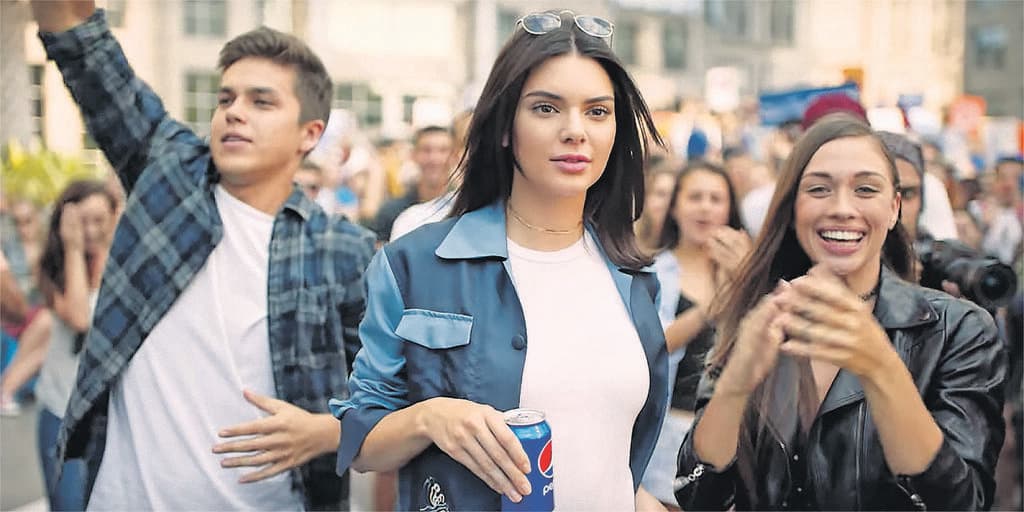 הקמפיין של קנדל ג'נר לפפסי (צילום: יוטיוב) הקמפיין של קנדל ג'נר לפפסי