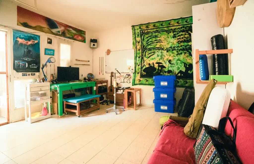 קופסה כחולה מצה"ל ובה האביזרים שהותיר אחריו דן קמחג'י, אחיה של המעצבת נוגה קמחג'י