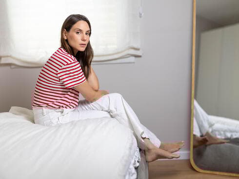 "אני משתדלת לחיות בשלום עם איך שאני נראית. אחרת זה ייסורים. אני מעדיפה להיות בהשלמה". עמית פרקש בביתה