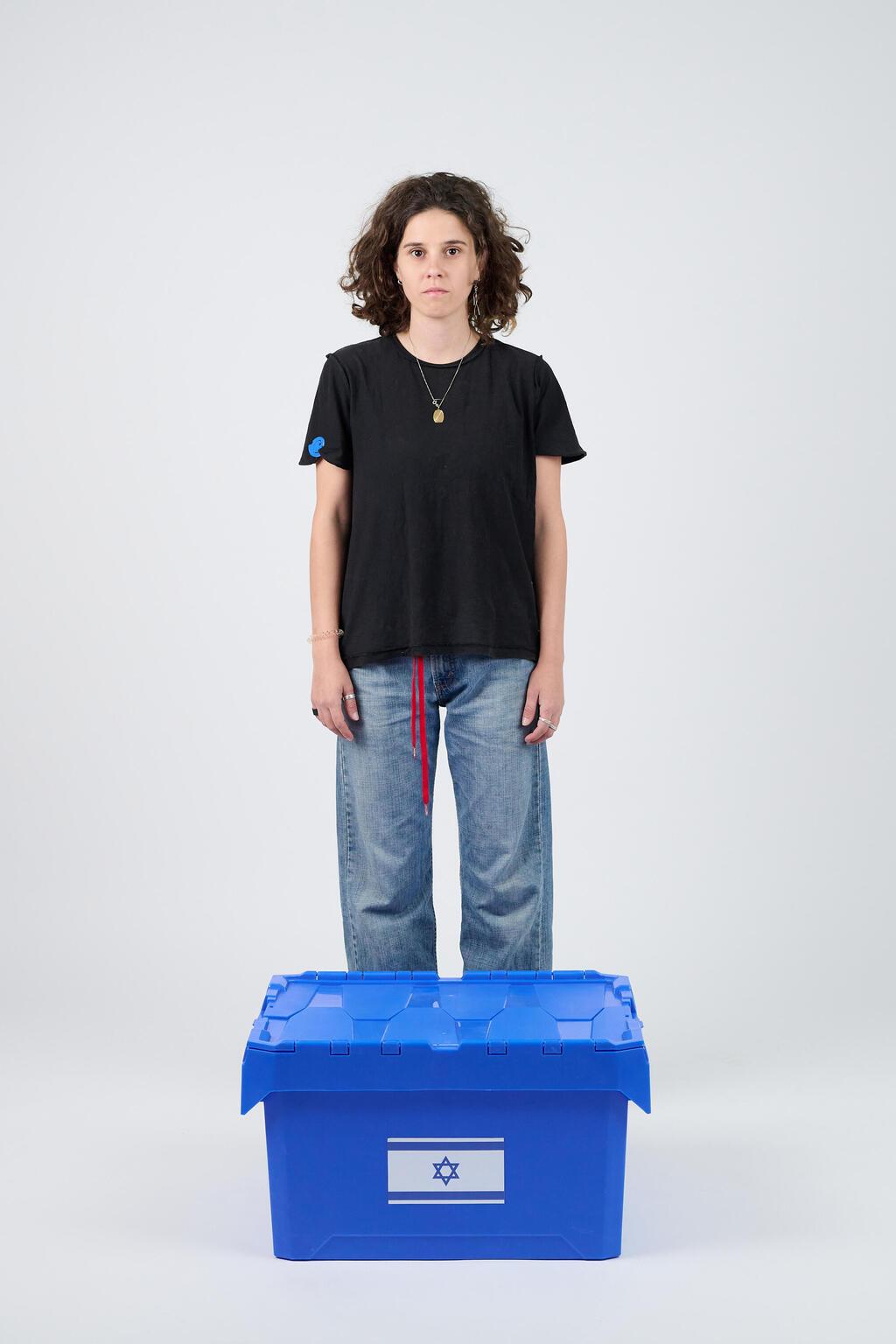 קופסה כחולה מצה"ל ובה האביזרים שהותיר אחריו דן קמחג'י, אחיה של המעצבת נוגה קמחג'י