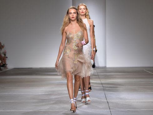 קארה דלווין מדגמנת בתצוגת אביב-קיץ 2015 של טופשופ בשבוע האופנה בלונדון